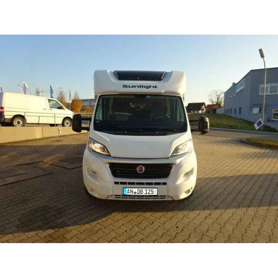 Автодом Sunlight T68--Hubbett--Längsbett--Solar--TV, 2015, АКПП, пробег 63000 км