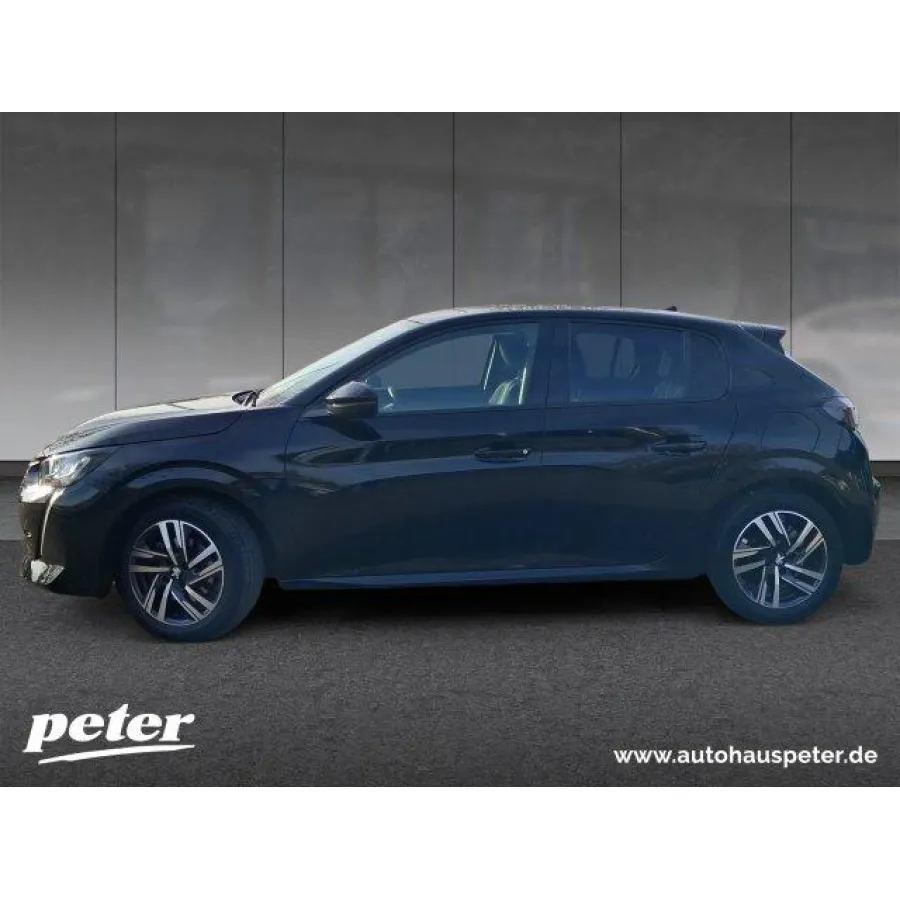 Peugeot 208, 2023, МКПП, пробег 27000 км
