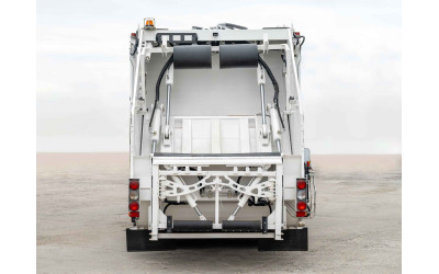 Белорусская инновация: узкий мусоровоз для крупных задач