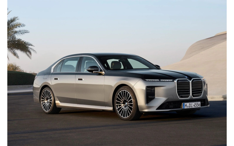 BMW превратила 7 Series в наземный бизнес-джет: новинка уже в России?