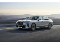 BMW удивила новой 7‑й серией: панорамная система iDrive в центре внимания