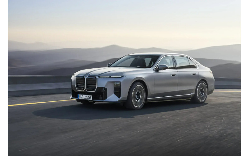 BMW удивила новой 7‑й серией: панорамная система iDrive в центре внимания