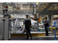 Концерн, покинувший Россию, сократил производство автомобилей