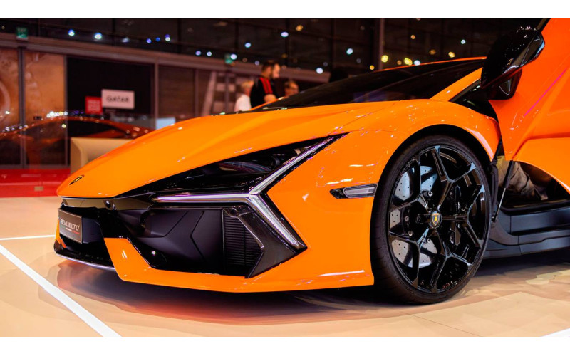 Lamborghini представит новую экстремальную версию Revuelto SV