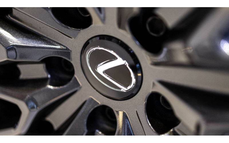 Lexus начинает обновление популярного кроссовера RX