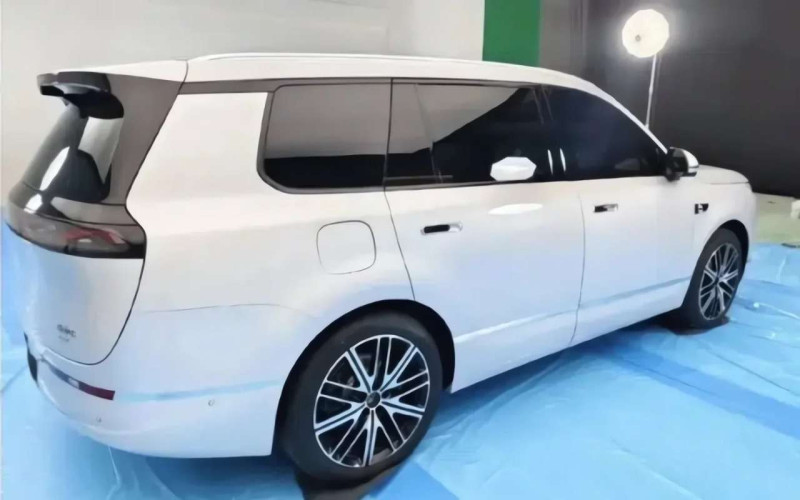 Первые живые снимки нового автомобиля BYD Sealion 08 ошеломляют публику!