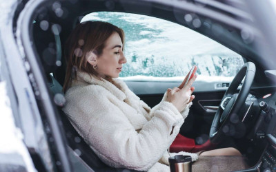 Похолодание и снег: водителей 11 российских регионов ждут сложные дорожные условия