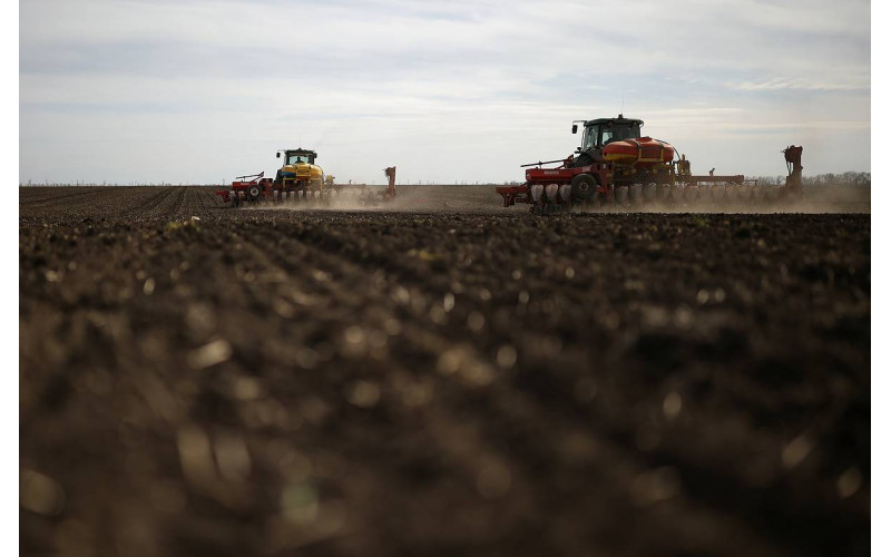Производство сельхозтехники в России обвалилось