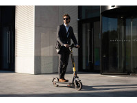 Российские миллионеры пересаживаются на электросамокаты, оставляя автомобили в гараже