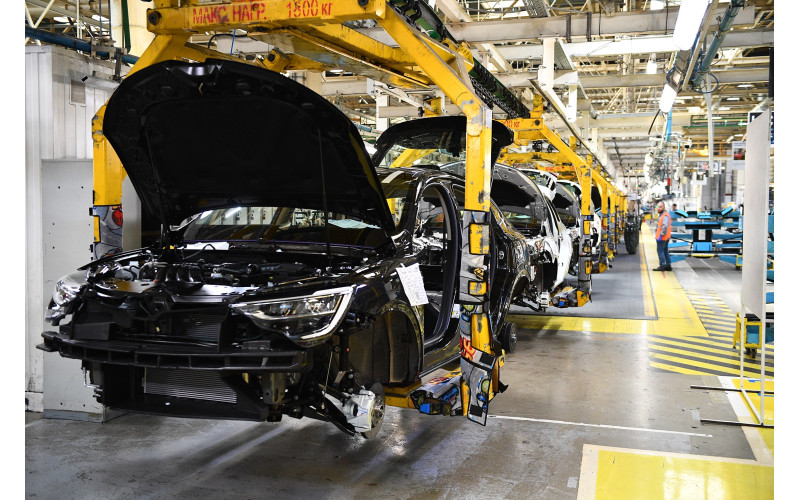 Рост выпуска легковых автомобилей, снижение производства грузовиков и двигателей в России