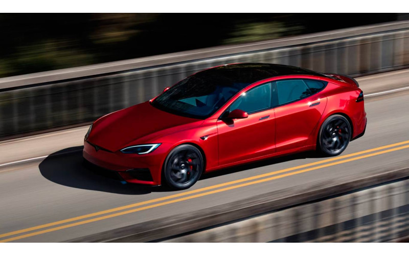 Tesla обвиняют в скандале с выплатами почти 500 тыс. евро