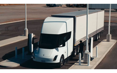 Tesla революционизирует батареи для грузовика Semi