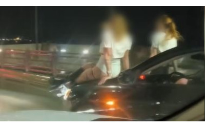 Уфимец водитель Mitsubishi Lancer устроил экстремальную поездку с двумя девушками на капоте