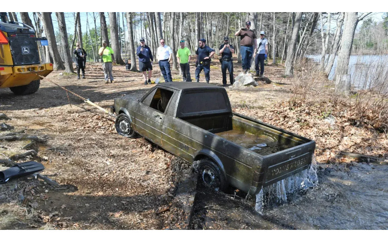Угнанный Volkswagen в пруду: рыбак нашел автомобиль после 44 лет