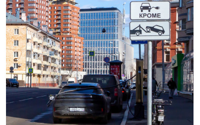 Владельцы электромобилей радуются: водители освобождают места для парковки