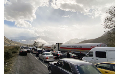 Водители терпеливо ожидают открытия границы с Грузией после 14-часовой задержки